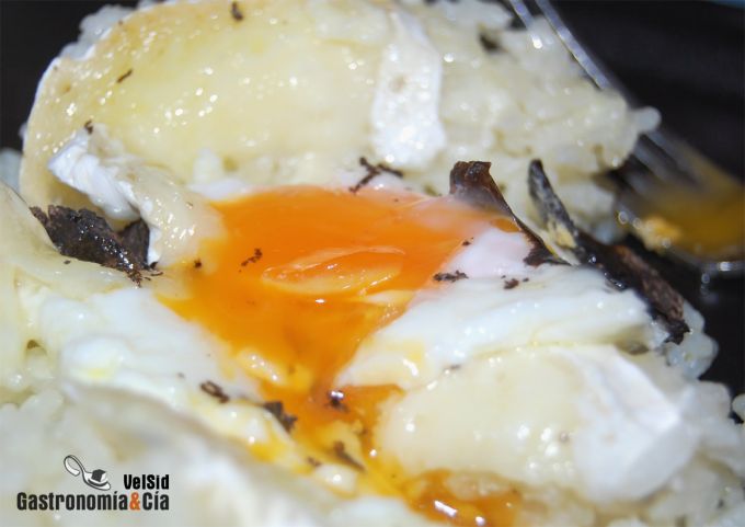 Arroz con huevo trufado y queso brie