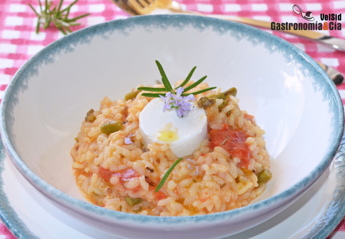 Arroz meloso con tomate, queso de cabra y romero