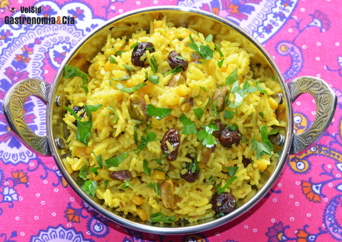 Arroz pilaf con lentejas amarillas y pistachos