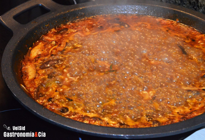 Arroz con trompeta amarilla, shiitake y pluma 