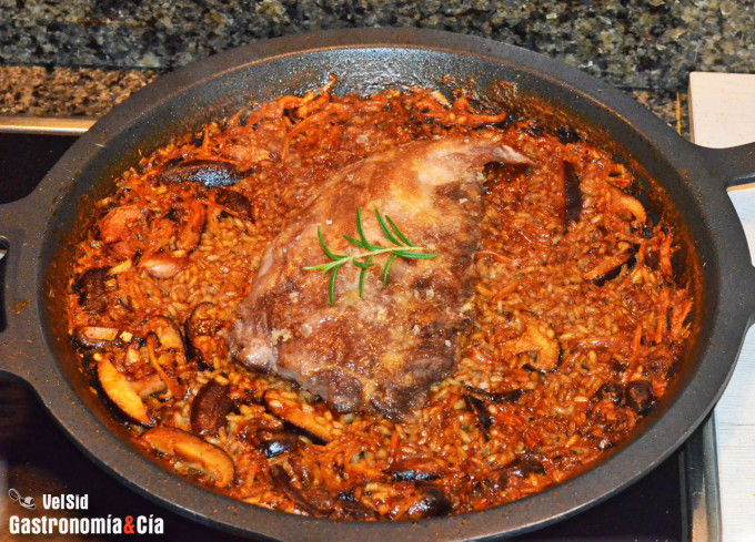 Arroz con trompeta amarilla, shiitake y pluma 