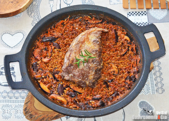 Arroz con trompeta amarilla, shiitake y pluma