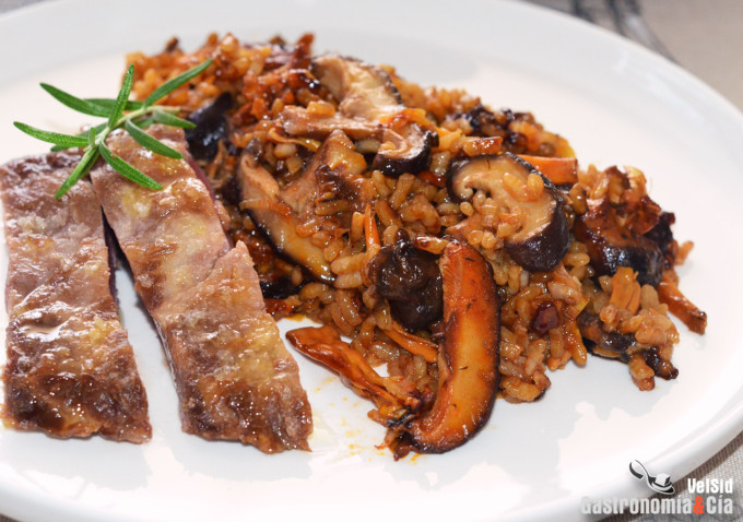 Arroz con trompeta amarilla, shiitake y pluma