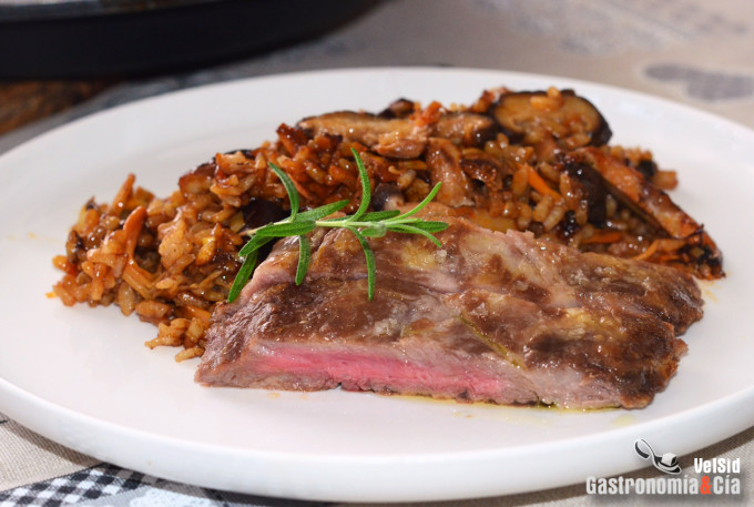Arroz con trompeta amarilla, shiitake y pluma 