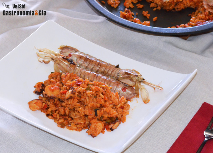 Arroz en paella con pulpo y galeras