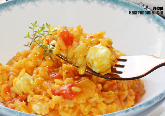 Arroz con tomate, queso feta y tomillo