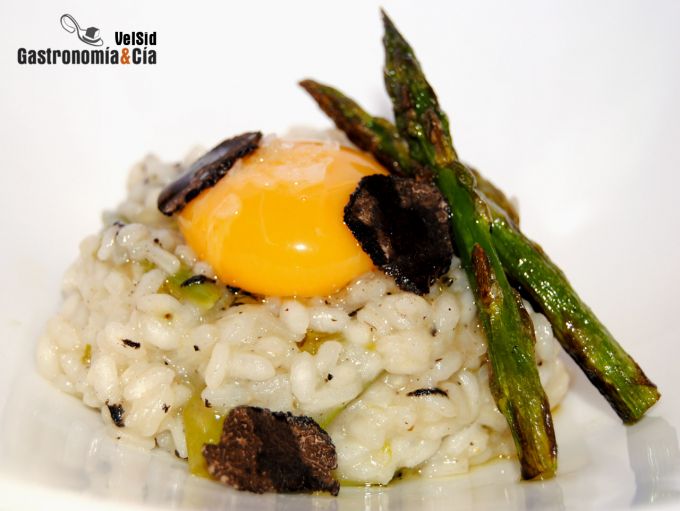Arroz trufado con espárragos y yema de huevo