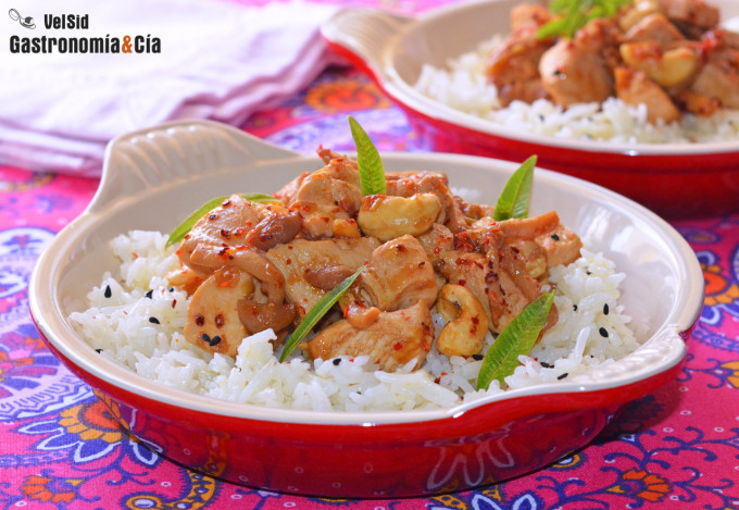 Arroz thai con pollo, shimeji y anacardos