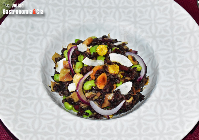 Arroz venere con mango, coco y edamame