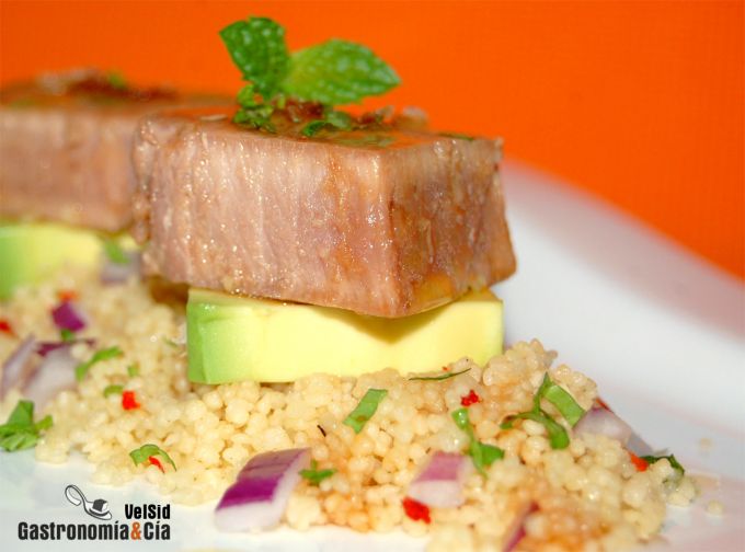 Atún con aguacate y cuscús de jengibre y limón