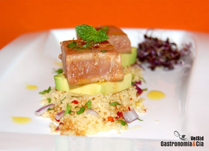 Atún con aguacate y cuscús de jengibre y limón