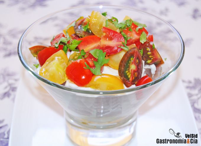 Ensalada de aguacate, atún y tomate con mayonesa de jen