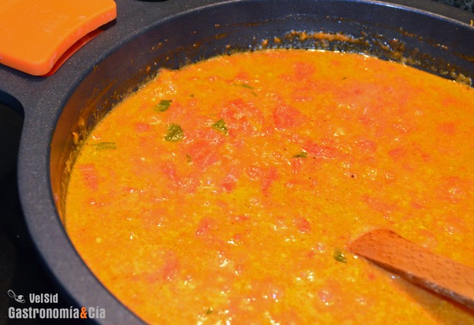 Atún en salsa de curry rojo