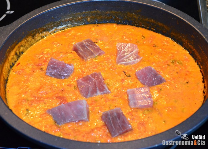 Atún en salsa de curry rojo