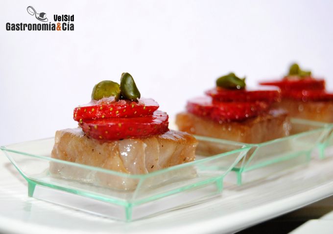 Atún marinado con fresas y pistacho verde