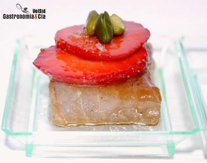 Atún marinado con fresas y pistacho verde