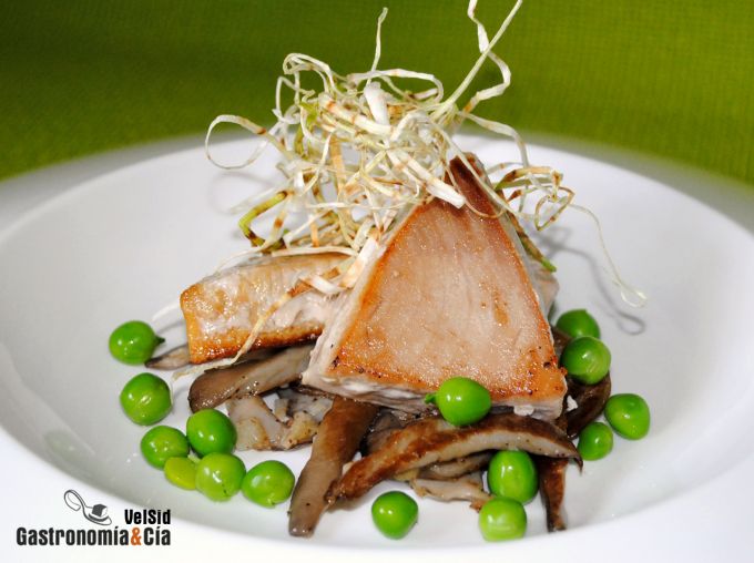 Atún con guisantes frescos y jugo de sus vainas