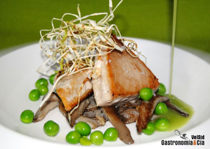 Atún con guisantes frescos y jugo de sus vainas