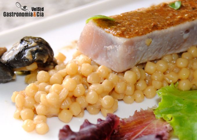 Atún con praliné de sésamo y piombi de miso rojo