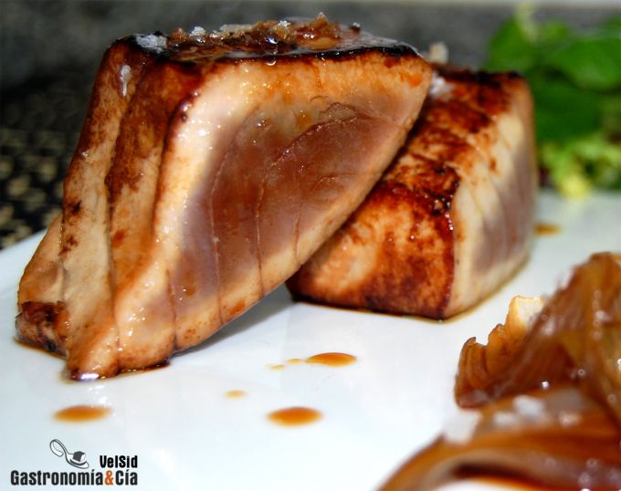 Atún teriyaki con cebolletas y bouquet de ensalada