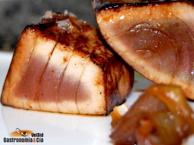 Atún teriyaki con cebolletas y bouquet de ensalada