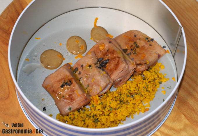 Atún marinado en soja y naranja con cuscús y mahonesa d