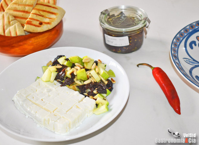 Baba ghanoush con queso feta, manzana y tomate