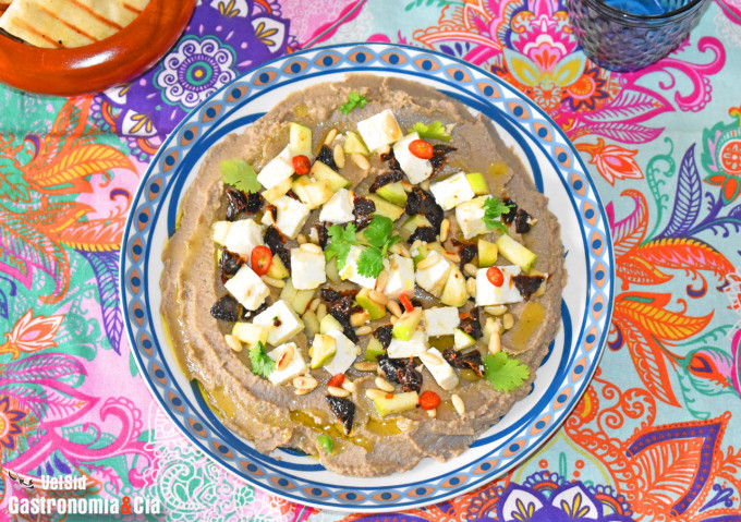 Baba ghanoush con queso feta, manzana y tomate