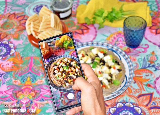 Baba ghanoush con queso feta, manzana y tomate