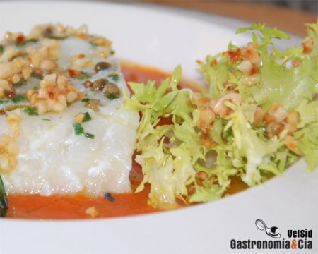 Bacalao con crema de pimientos escalibados y vinagreta 