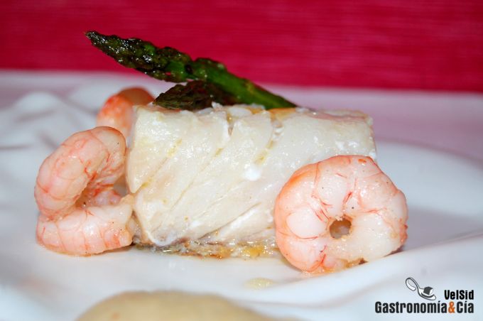 Bacalao con gambas, berenjena y romesco