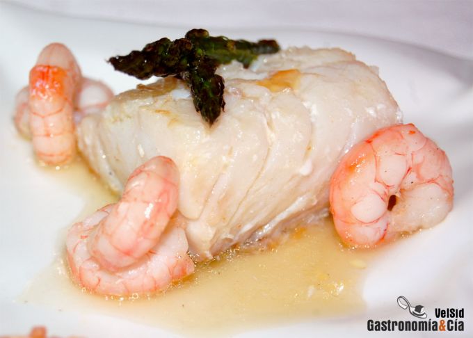 Bacalao con gambas, berenjena y romesco