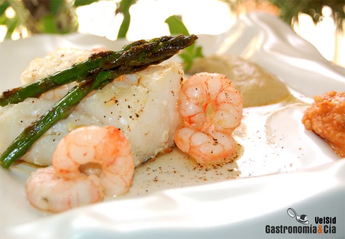 Bacalao con gambas, berenjena y romesco