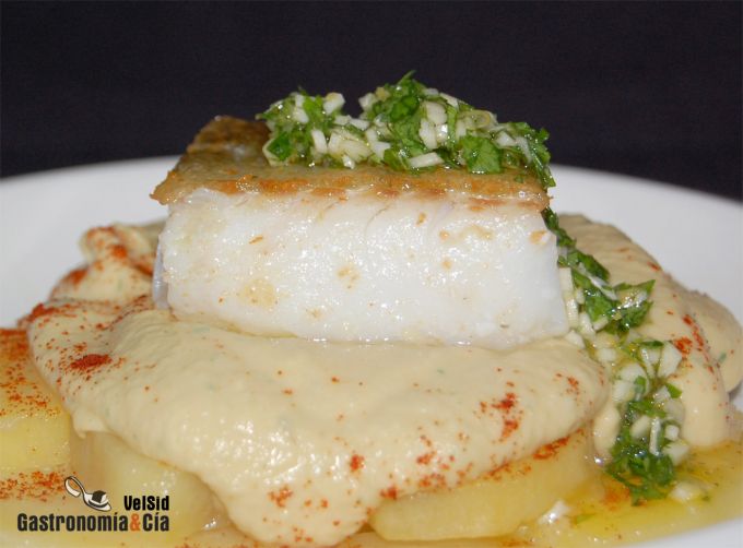 Bacalao con patatas confitadas, hummus y gremolata