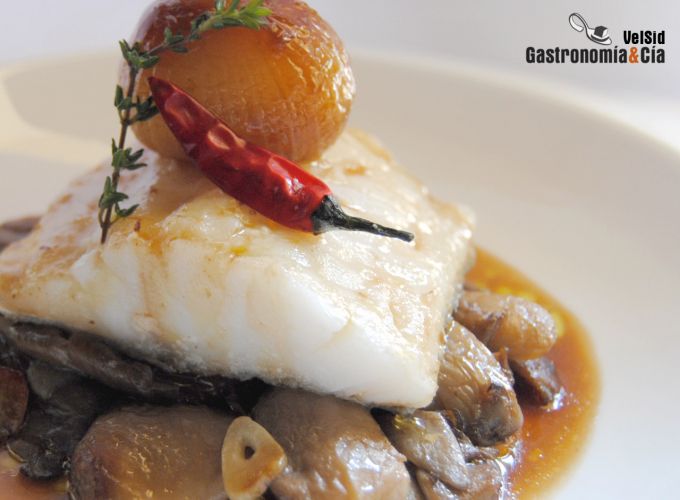 Bacalao con setas y cebollitas glaseadas