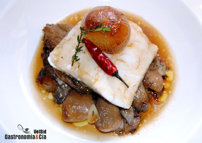 Bacalao con setas y cebollitas glaseadas