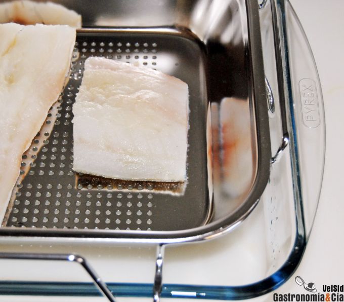 Bacalao al vapor con crema de berenjena y ajo asado