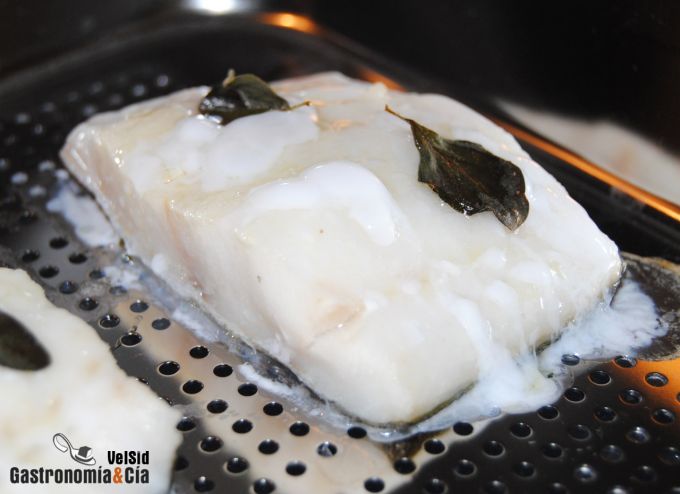 Bacalao al vapor con crema de berenjena y ajo asado