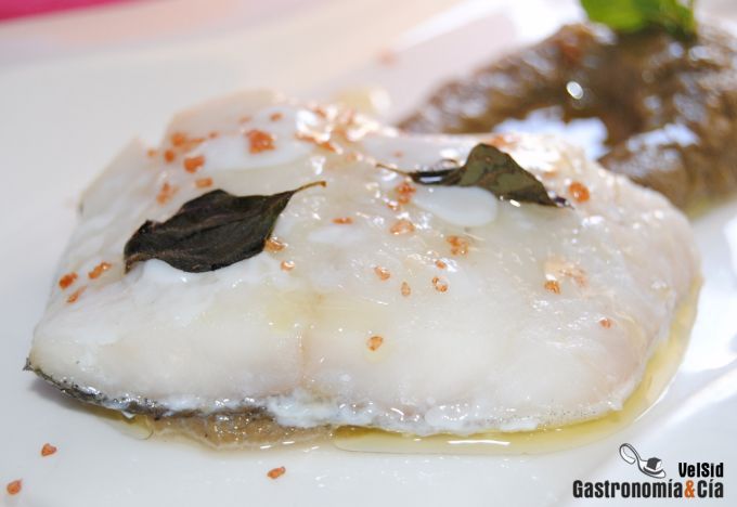 Bacalao al vapor con crema de berenjena y ajo asado