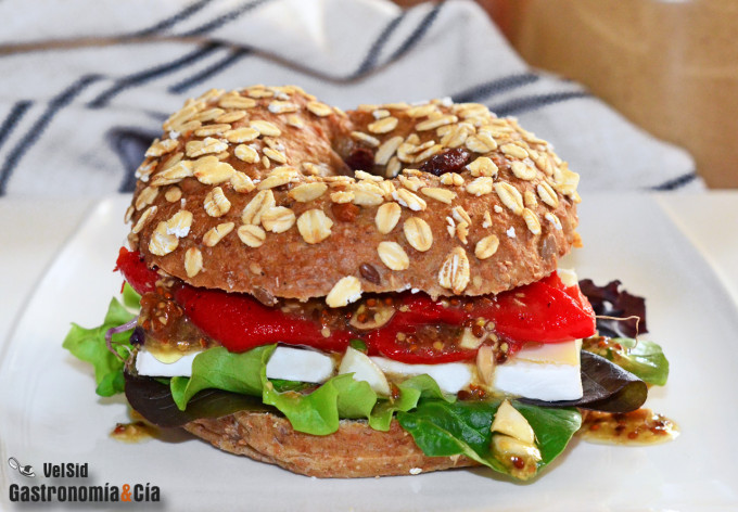 Bagel de queso brie y pimientos