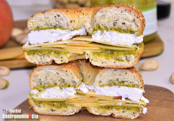 Bagel de requesón, pistacho y manzana