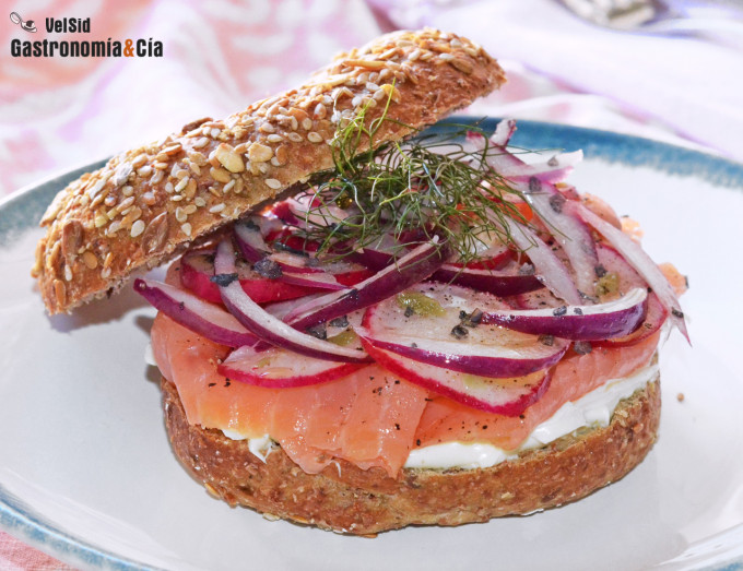 Bagel con ricotta, salmón ahumado y un toque de wasabi
