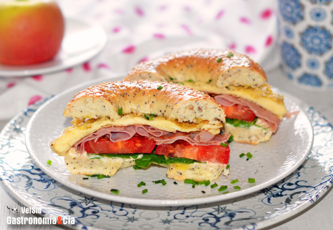 Bagel con tortilla y jamón cocido a la plancha