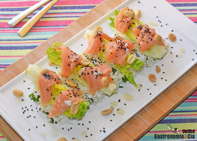 Ensalada de arroz basmati con cogollos, salmón y sésamo