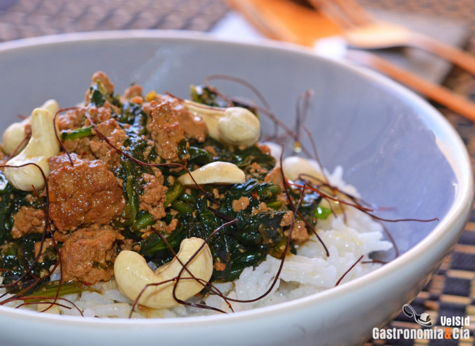 Arroz basmati con espinacas, tofu y salsa kimuchi