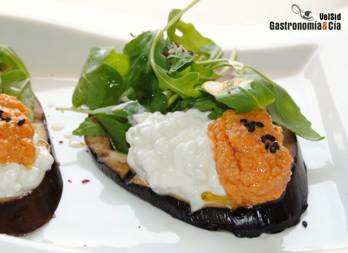 Berenjena a la parrilla con queso cottage