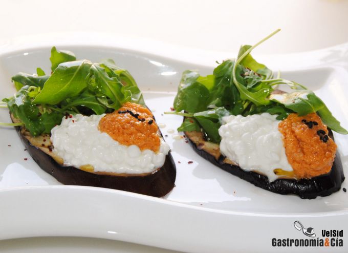 Berenjena a la parrilla con queso cottage