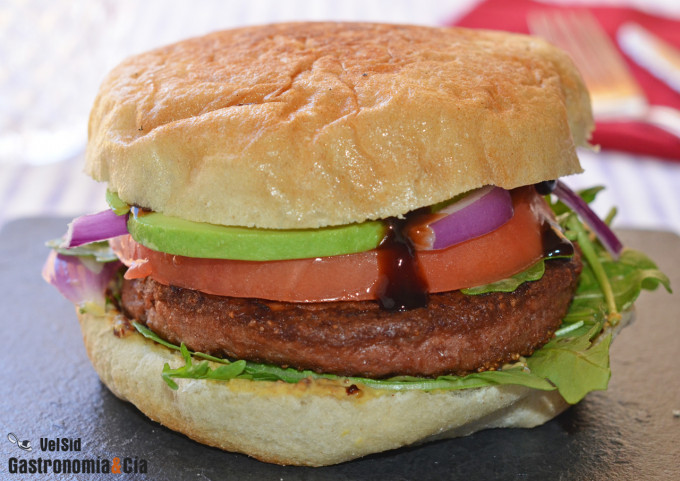 Hamburguesa vegana Beyond Burger con rúcula, aguacate y