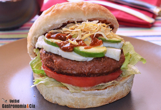 Hamburguesa Beyond Burger con queso vegano y salsa de c