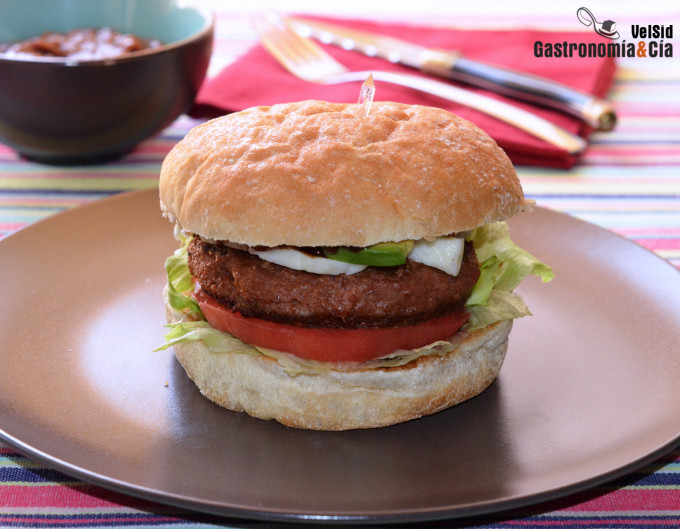 Hamburguesa Beyond Burger con queso vegano y salsa de c